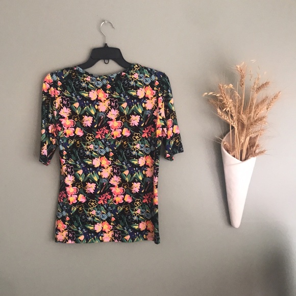 Elie Tahari Short Sleeve Flower Top Size Small NWT. - Picture 2 of 5
